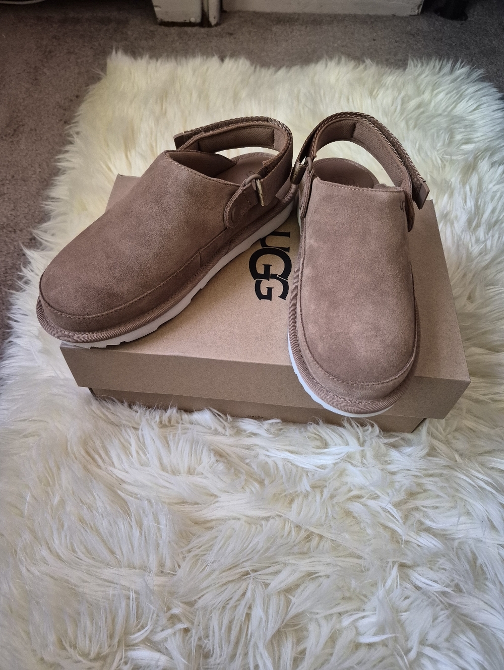 NWB, UGG GOLDENSTAR CLOG BIG KIDS